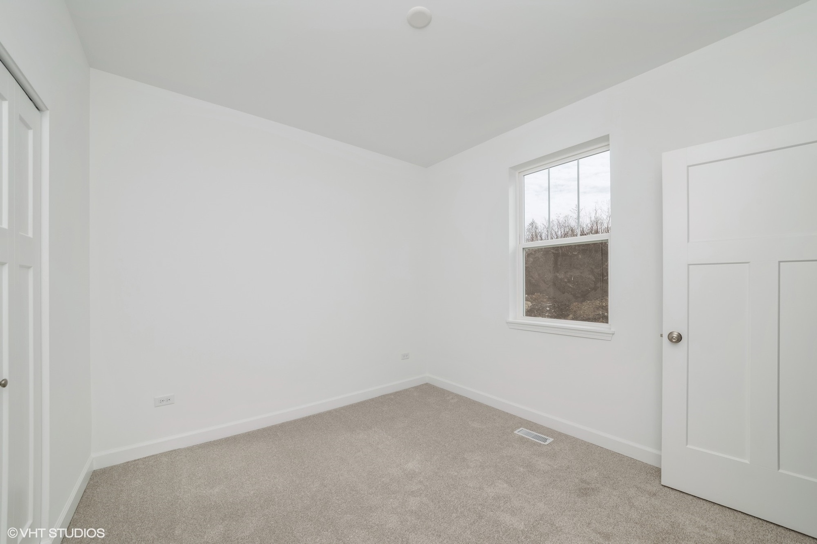 385 Masters Drive Addison, IL 60101 - Photo 12 of 17 an empty room with windows