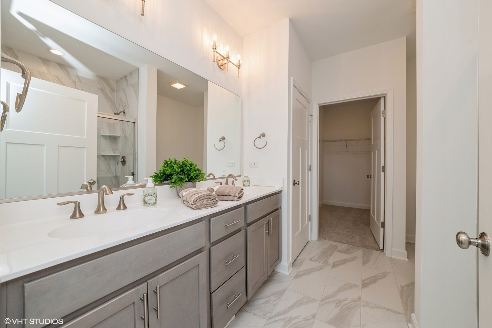 385 Masters Drive Addison, IL 60101 - Photo 9 of 17 a bathroom with a sink and a mirror
