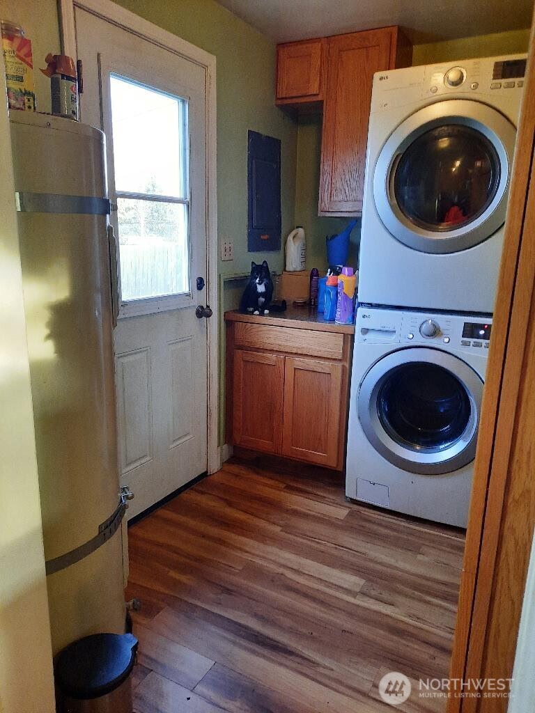 913 East 7th Street Port Angeles, WA 98362 - Photo 16 of 17 a view of a kitchen with washer and dryer