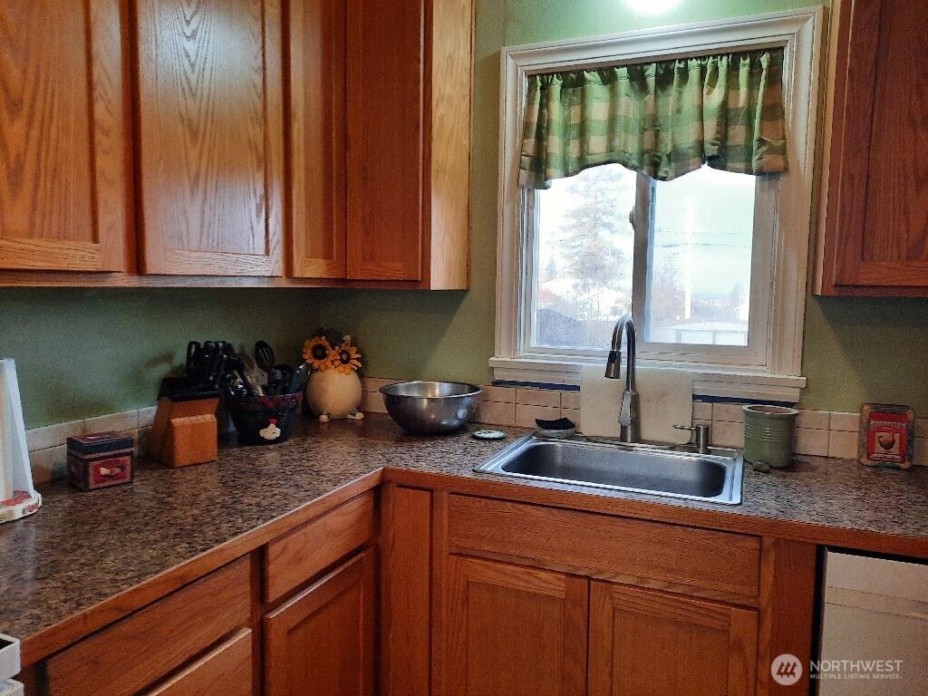 913 East 7th Street Port Angeles, WA 98362 - Photo 4 of 17 a kitchen with sink and window