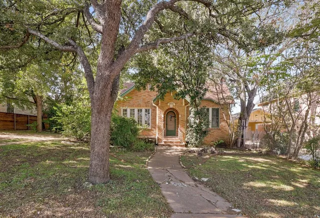 $2,900 | 1804 Kenwood Avenue, Austin, TX 78704