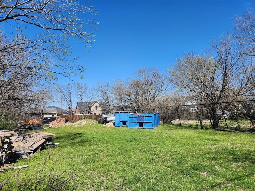3605 Singleton Boulevard Dallas, TX 75212 - Photo 3 of 10 View of yard with fence