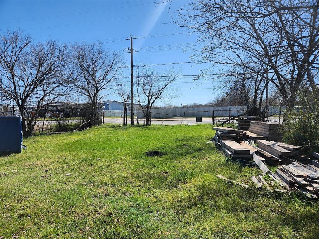 3605 Singleton Boulevard Dallas, TX 75212 - Photo 5 of 10 View of yard featuring fence