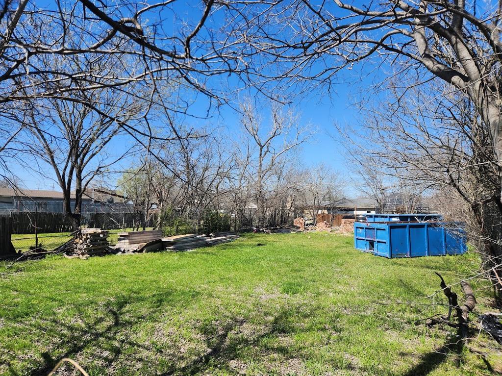3605 Singleton Boulevard Dallas, TX 75212 - Photo 8 of 10 View of yard featuring fence