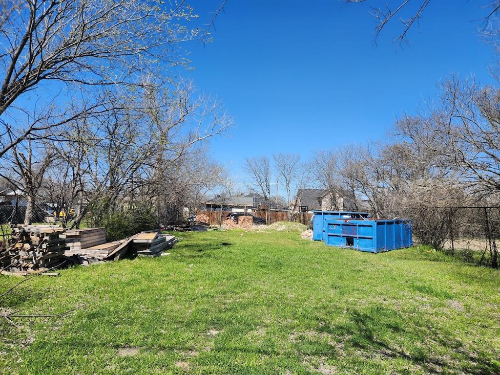3605 Singleton Boulevard Dallas, TX 75212 - Photo 9 of 10 View of yard