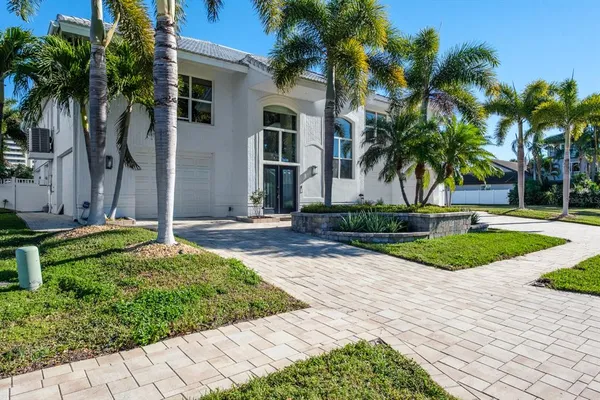 a view of a backyard with palm trees