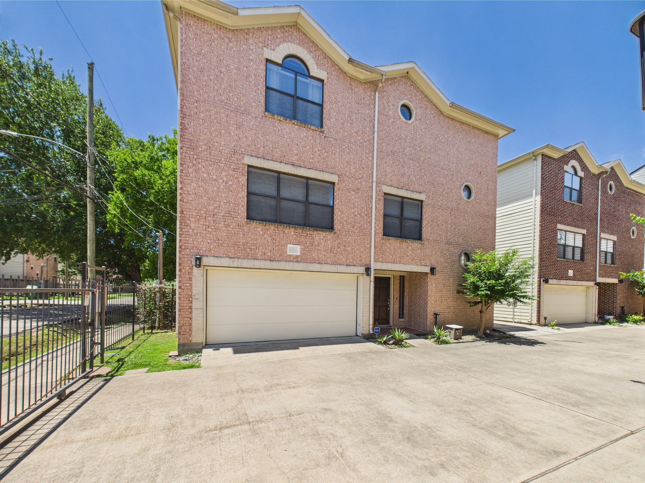 5810 Darling Street, Unit F Houston, TX 77007 - Photo 33 of 38 Front elevation