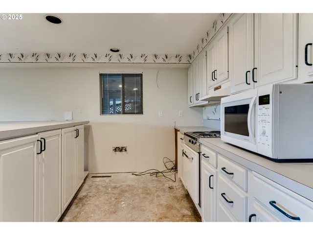 a view of empty room with a fireplace