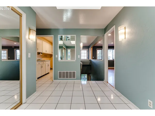a view of an entryway with a livingroom
