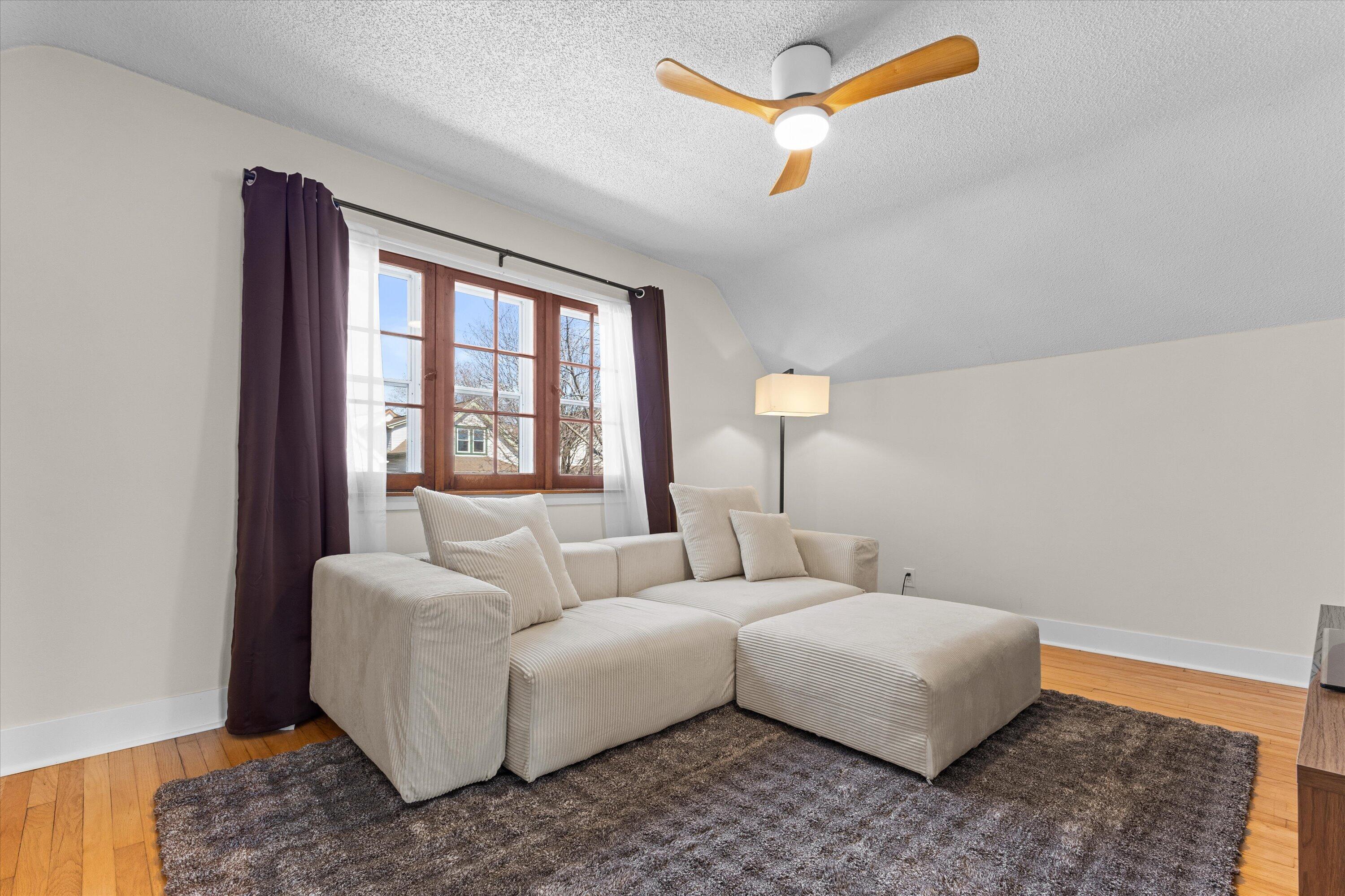 311 East Rosedale Avenue, Unit UPPER/2 Milwaukee, WI 53207 - Photo 11 of 21 14-6D1A5477