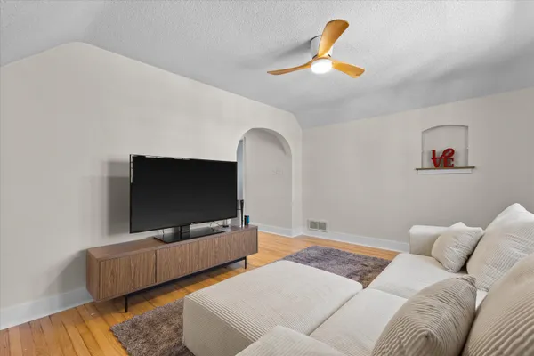 $1,600 | 311 East Rosedale Avenue, Unit UPPER/2, Milwaukee, WI 53207