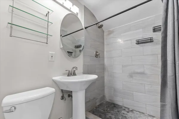 $1,600 | 311 East Rosedale Avenue, Unit UPPER/2, Milwaukee, WI 53207