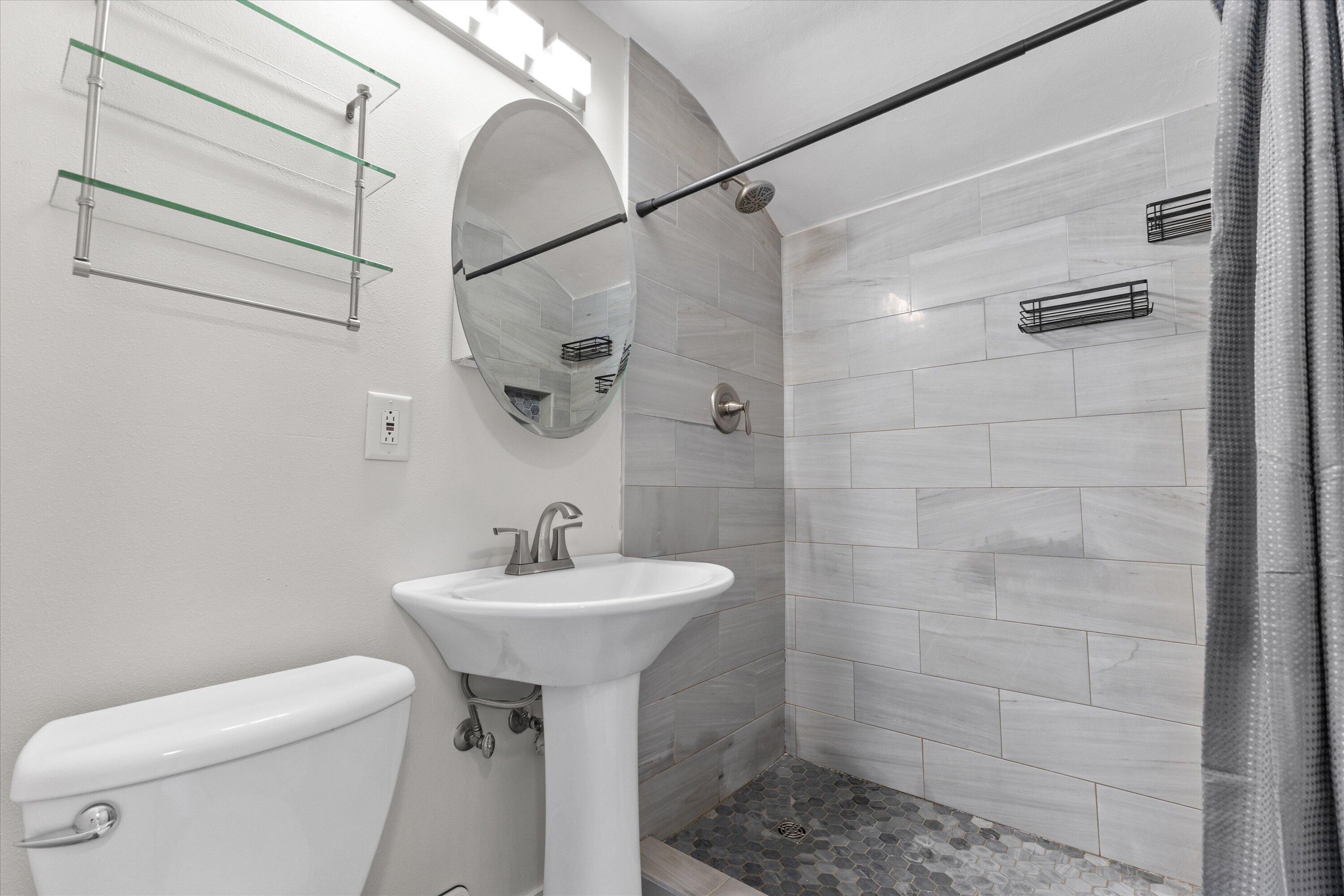 311 East Rosedale Avenue, Unit UPPER/2 Milwaukee, WI 53207 - Photo 13 of 21 16-6D1A5490