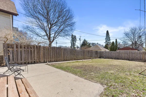 $1,600 | 311 East Rosedale Avenue, Unit UPPER/2, Milwaukee, WI 53207