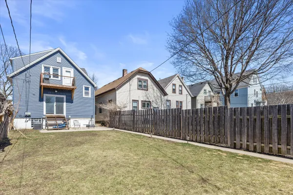 $1,600 | 311 East Rosedale Avenue, Unit UPPER/2, Milwaukee, WI 53207