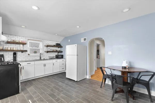 $1,600 | 311 East Rosedale Avenue, Unit UPPER/2, Milwaukee, WI 53207