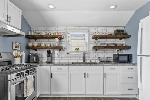 $1,600 | 311 East Rosedale Avenue, Unit UPPER/2, Milwaukee, WI 53207