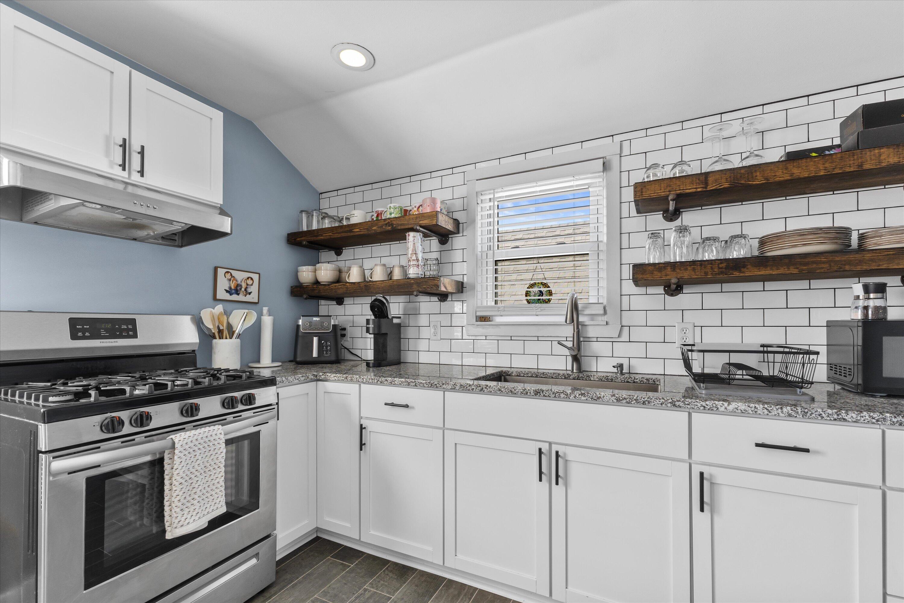 311 East Rosedale Avenue, Unit UPPER/2 Milwaukee, WI 53207 - Photo 8 of 21 11-6D1A5459