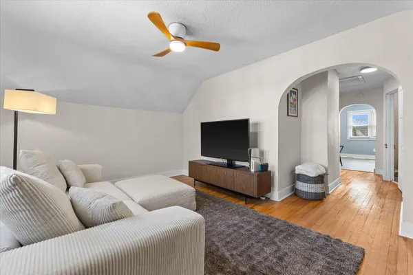 $1,600 | 311 East Rosedale Avenue, Unit UPPER/2, Milwaukee, WI 53207