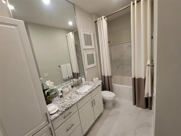 $1,860 | 2111 Austin Street, Unit 630, Houston, TX 77002
