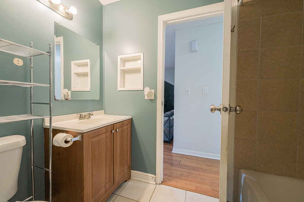 213 Rockhurst Road Bolingbrook, IL 60440 - Photo 8 of 14 a utility room with dryer and washer