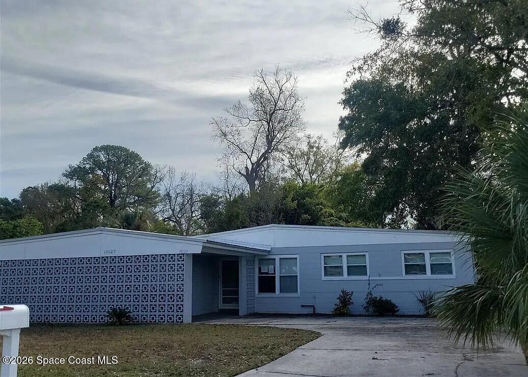 10127 Haverford Road Jacksonville, FL 32218 - Photo 1 of 6 a front view of a house with a garden
