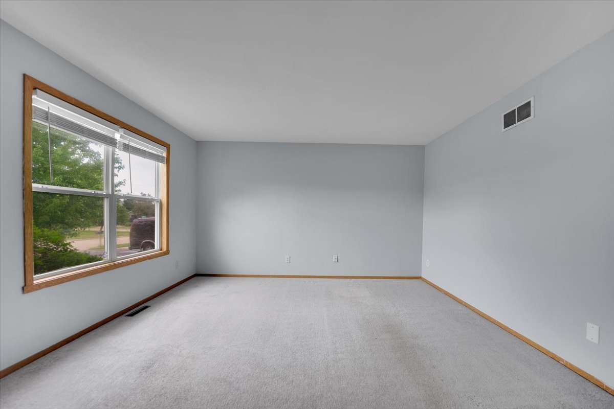 6621 Samantha Lane Rockford, IL 61107 - Photo 4 of 38 an empty room with a window