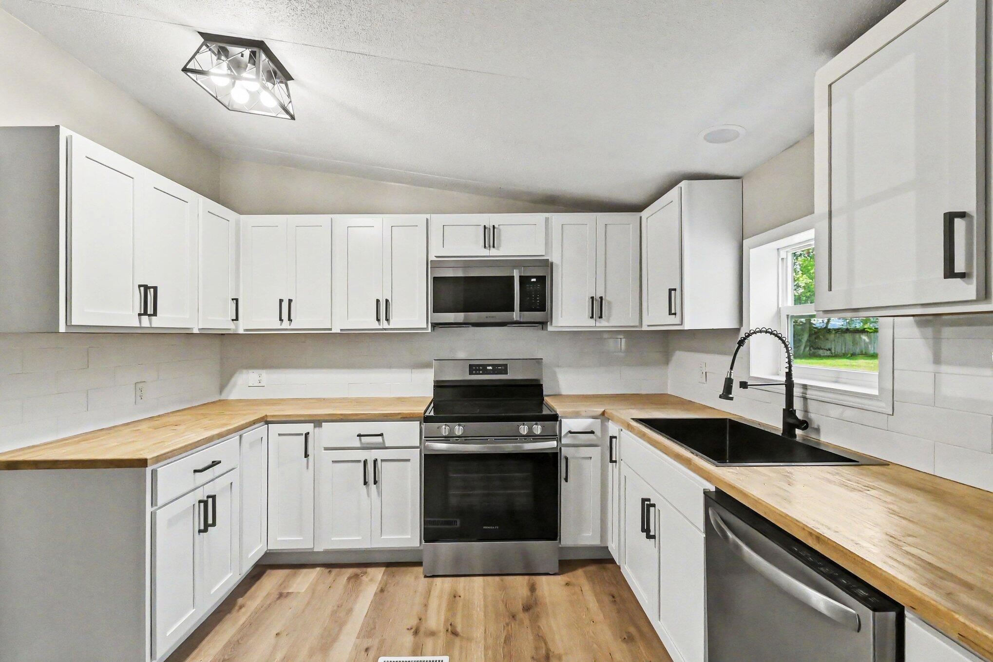2795 South Bradley Road Charlotte, MI 48813 - Photo 8 of 23 011_file_1689