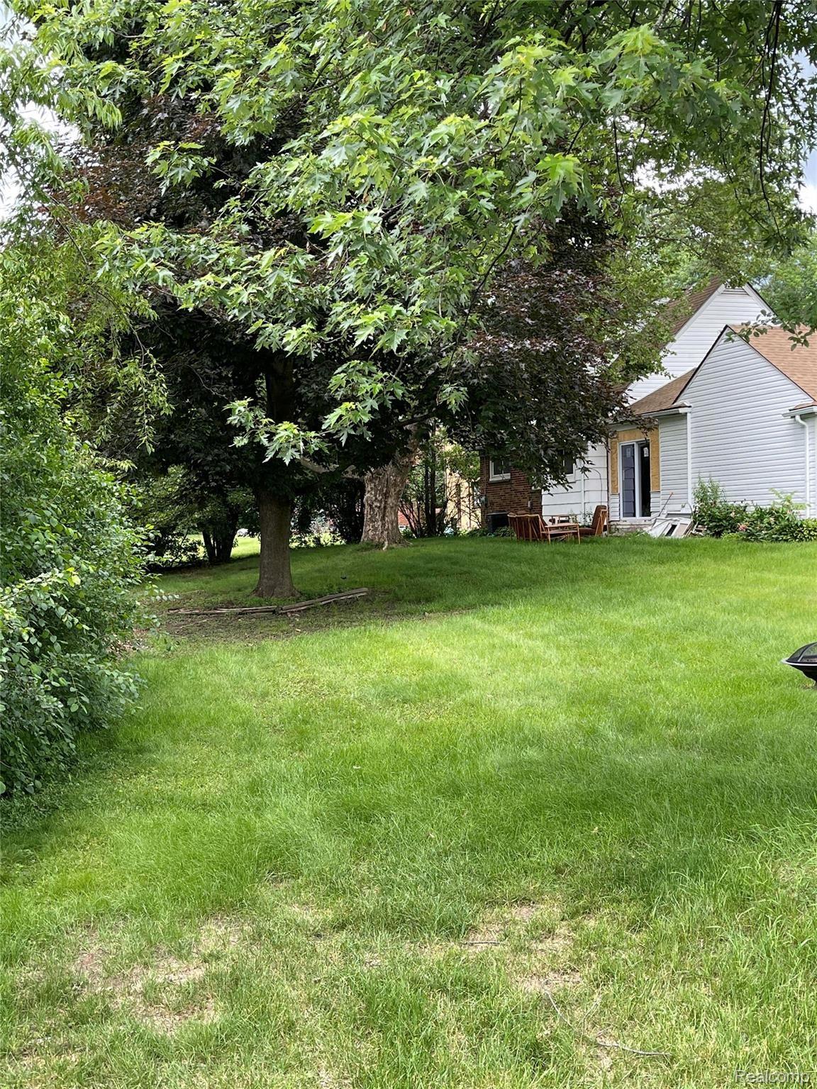 156 Barrington Road Bloomfield Hills, MI 48302 - Photo 27 of 27 backyard.jpg