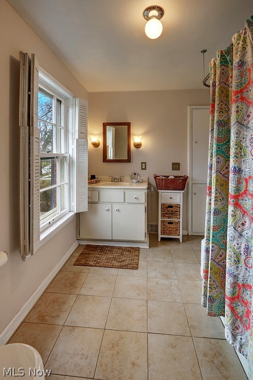 19901 Shelburne Road Shaker Heights, OH 44118 - Photo 14 of 25 This bath is adjacent to the master bedroom and has a tub/shower combination.