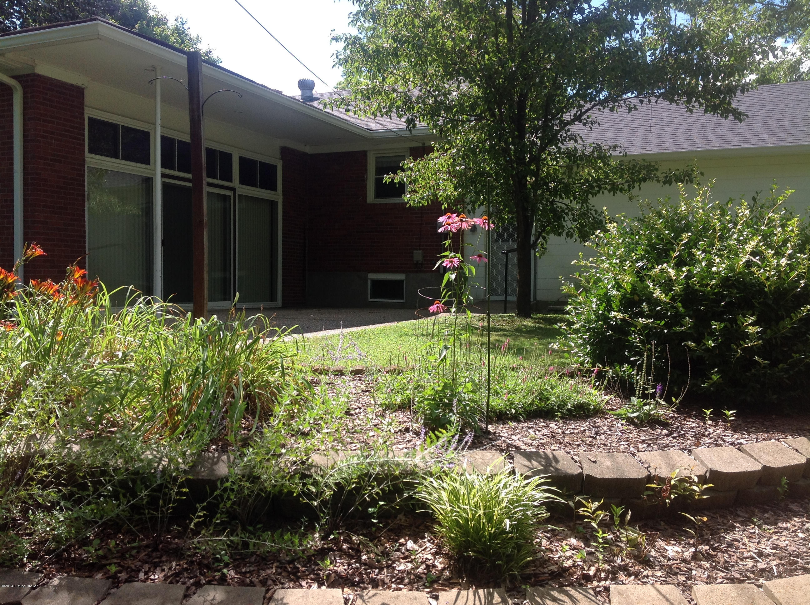 8809 Whipps Mill Road Louisville, KY 40222 - Photo 28 of 31 landscaping