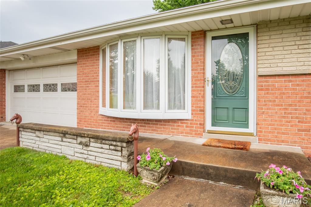 9715 Grantview Drive St. Louis, MO 63123 - Photo 2 of 28