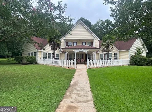 a view of a yard in front of house