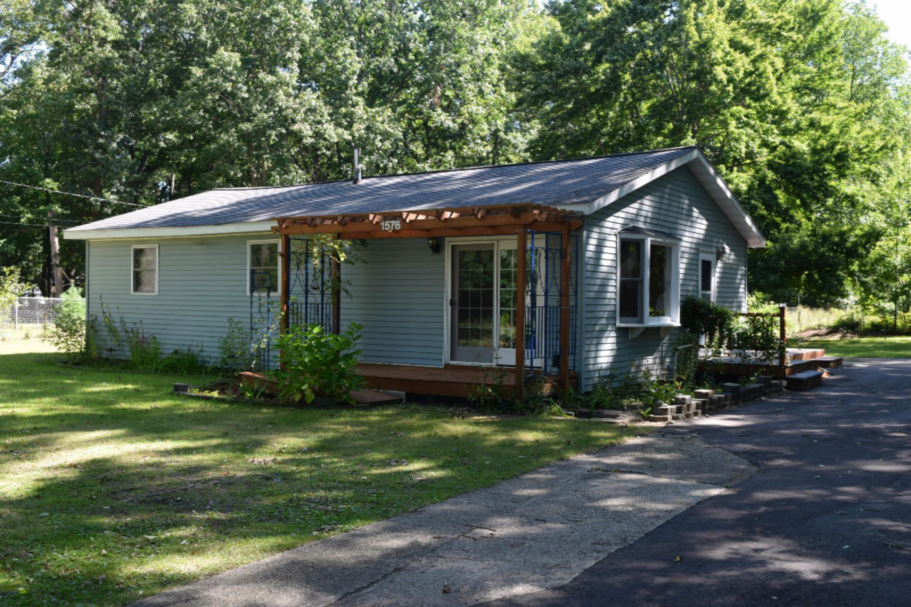 1576 Brooks Road South Muskegon, MI 49442 - Photo 1 of 40 001