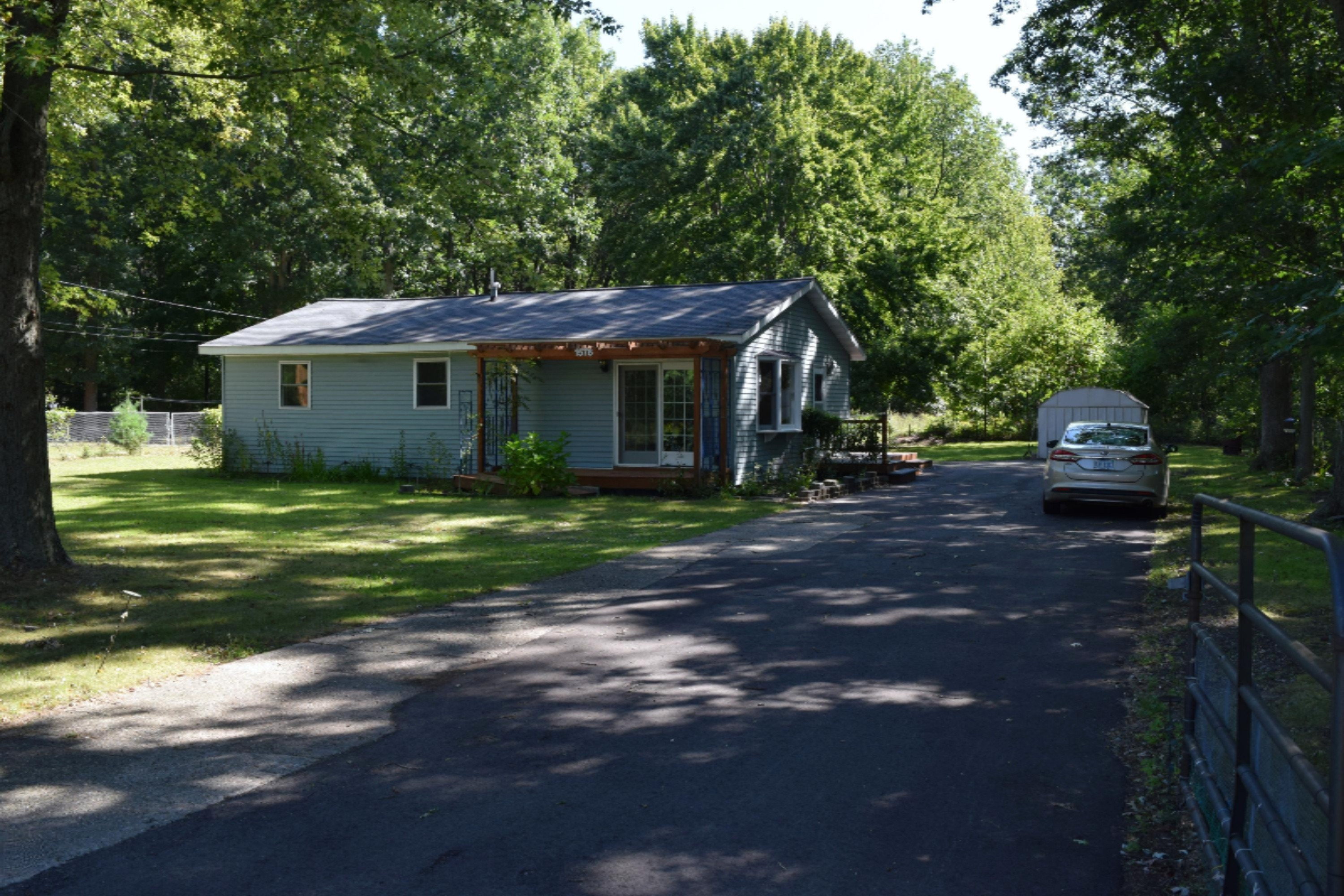 1576 Brooks Road South Muskegon, MI 49442 - Photo 2 of 40 003