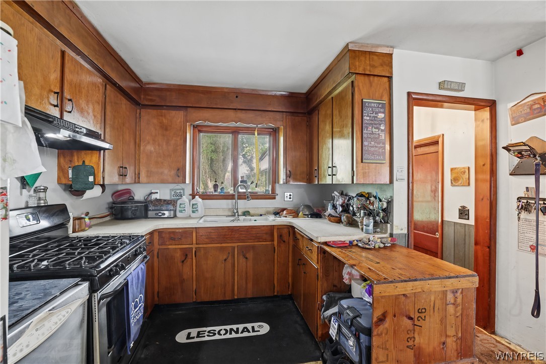 8435 Rochester Road Royalton, NY 14067 - Photo 9 of 27 Rich wood cabinetry surrounds a central window ove