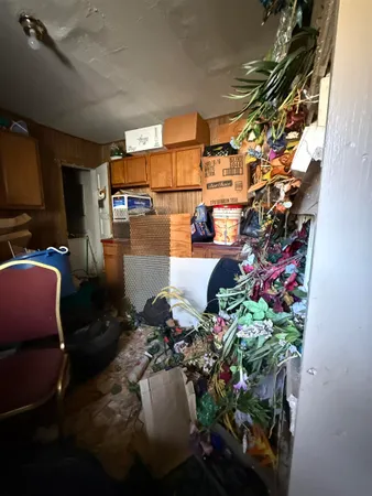 a room with lots of flowers and flowers