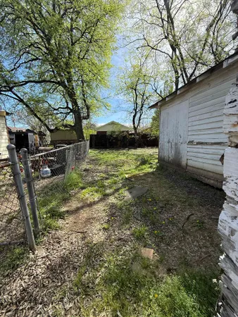 a view of a backyard