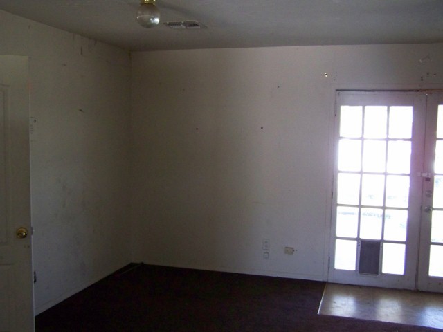 8260 West Piccadilly Road Phoenix, AZ 85033 - Photo 5 of 12 LIVING ROOM