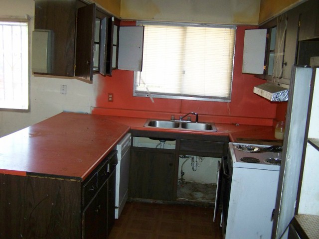 8260 West Piccadilly Road Phoenix, AZ 85033 - Photo 6 of 12 KITCHEN