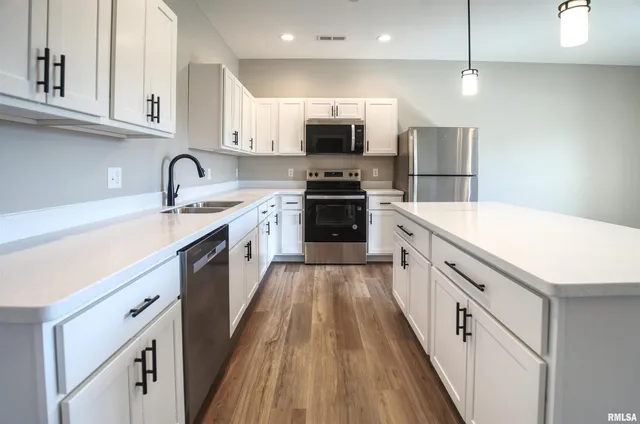 $230,000 | 1006 South 4th Street, Clinton, IA 52732