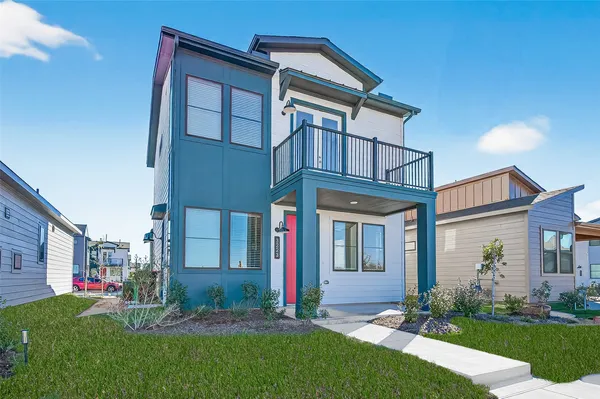 a view of an house with backyard and plants