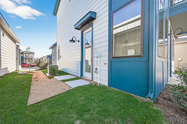 a view of back yard of the house