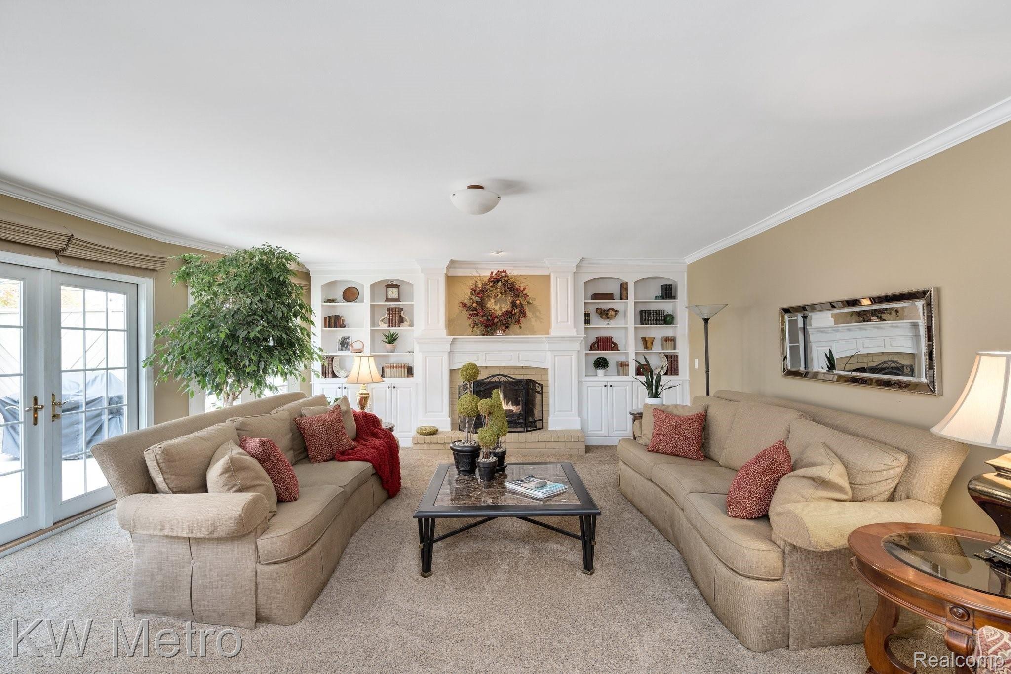 323 Shellbourne Drive Rochester, MI 48309 - Photo 20 of 62 Walk right out onto your patio from the great room.
