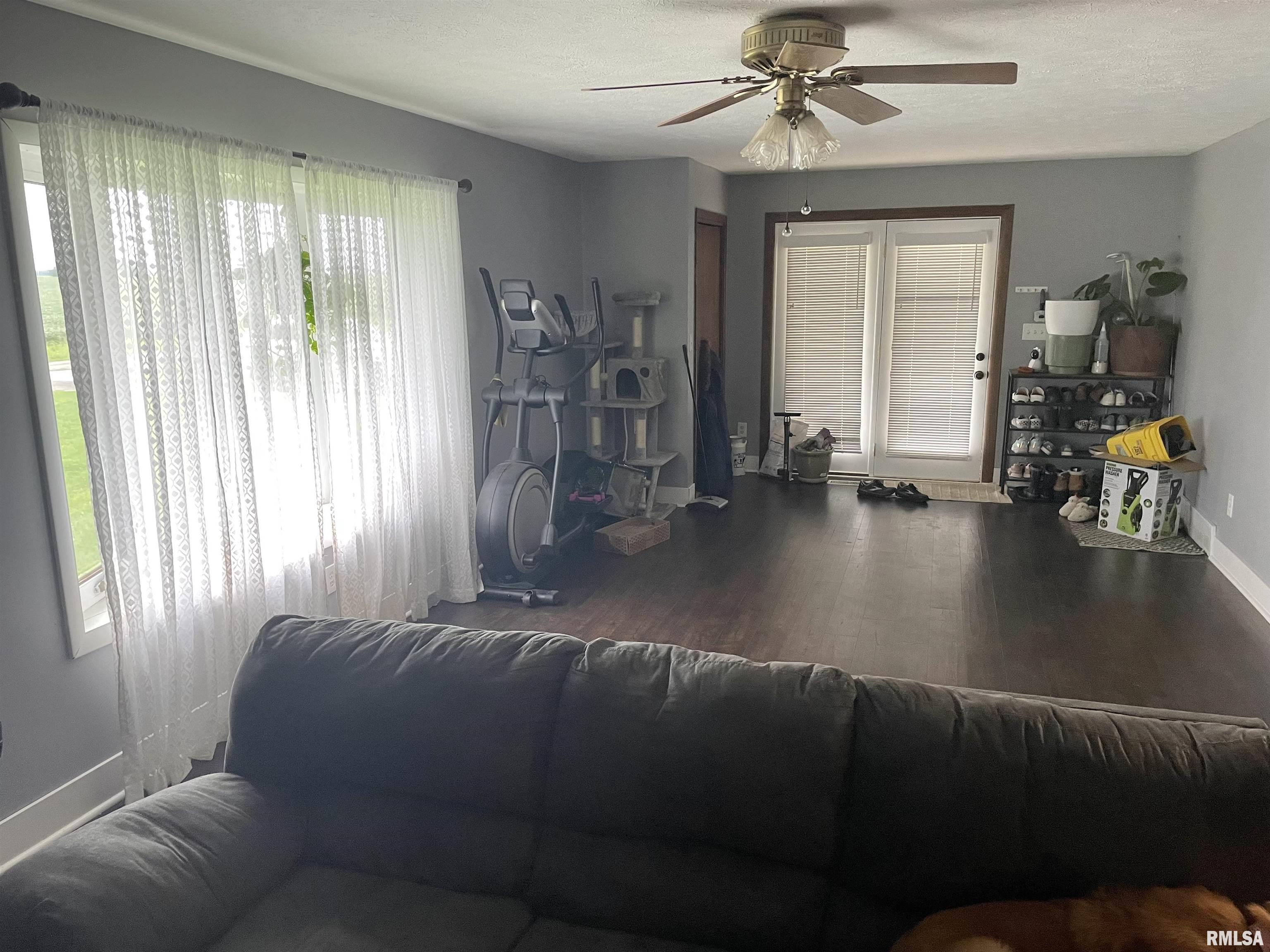 2389 Swain Road Jacksonville, IL 62650 - Photo 5 of 45