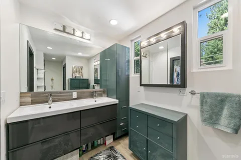 a en suite bathroom with a double vanity sink and mirror