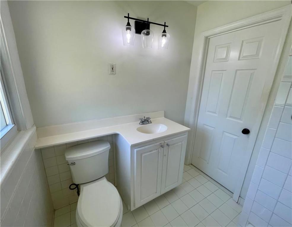 2682 Pineland Avenue Atlanta, GA 30340 - Photo 4 of 11 a bathroom with a sink toilet and vanity