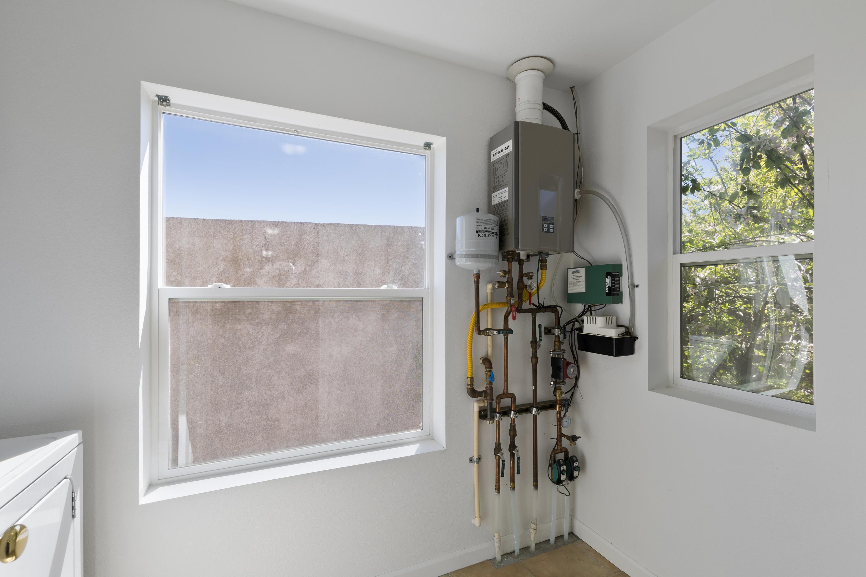 61254 Blakely Road Bend, OR 97702 - Photo 12 of 22 Utility Room / Laundry Room