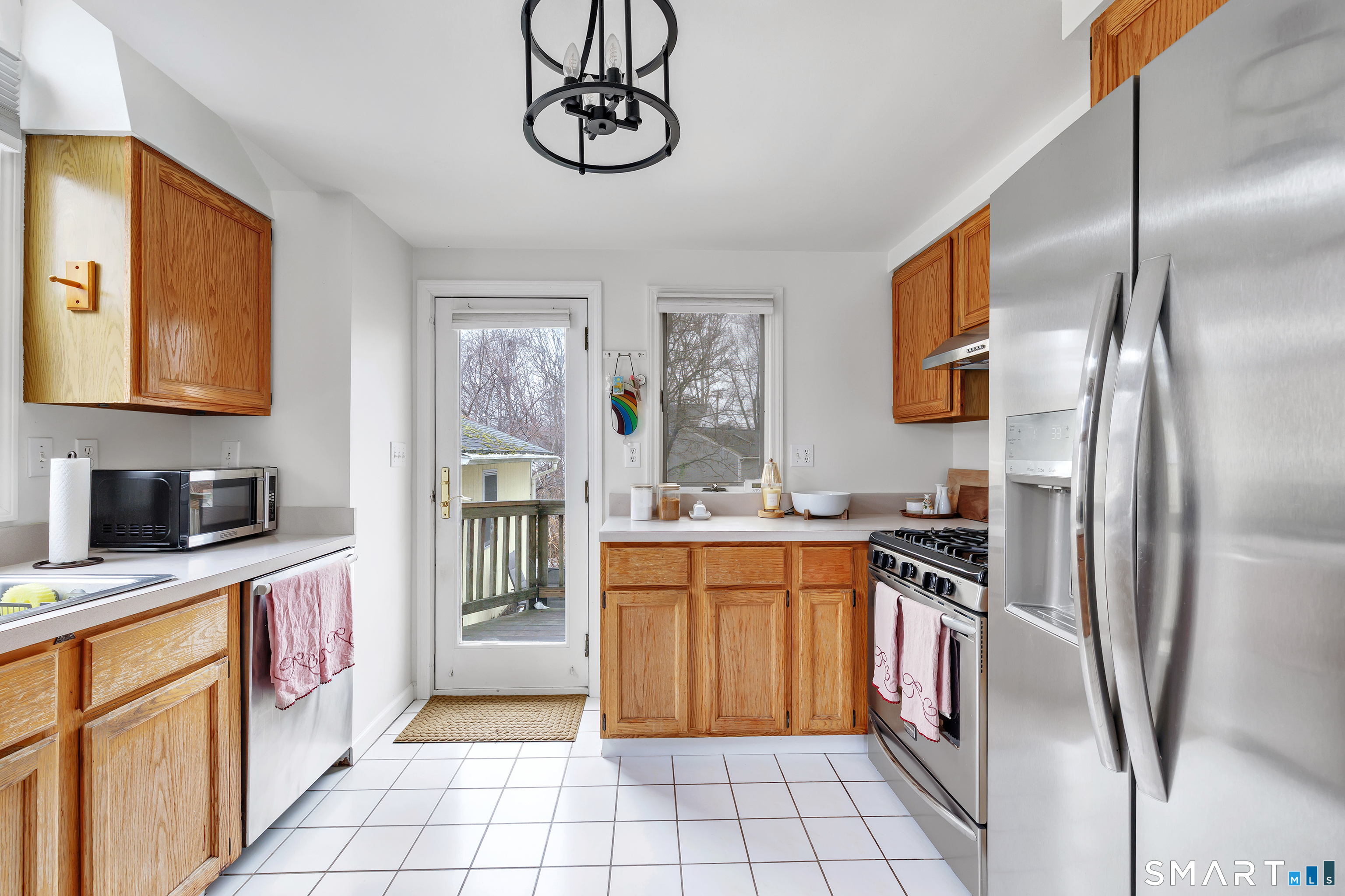 221 Meadows End Road Milford, CT 06460 - Photo 8 of 38