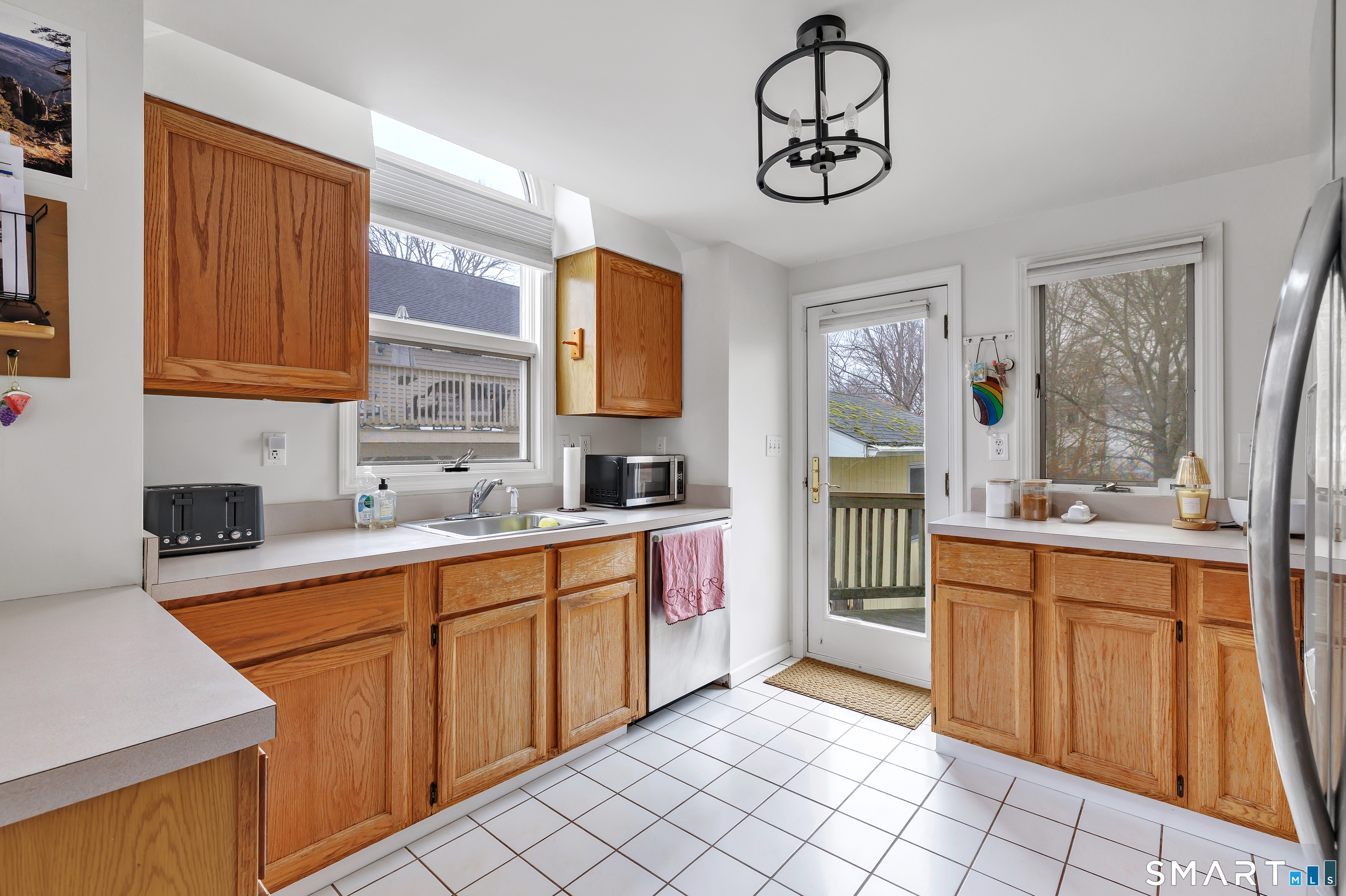 221 Meadows End Road Milford, CT 06460 - Photo 9 of 38